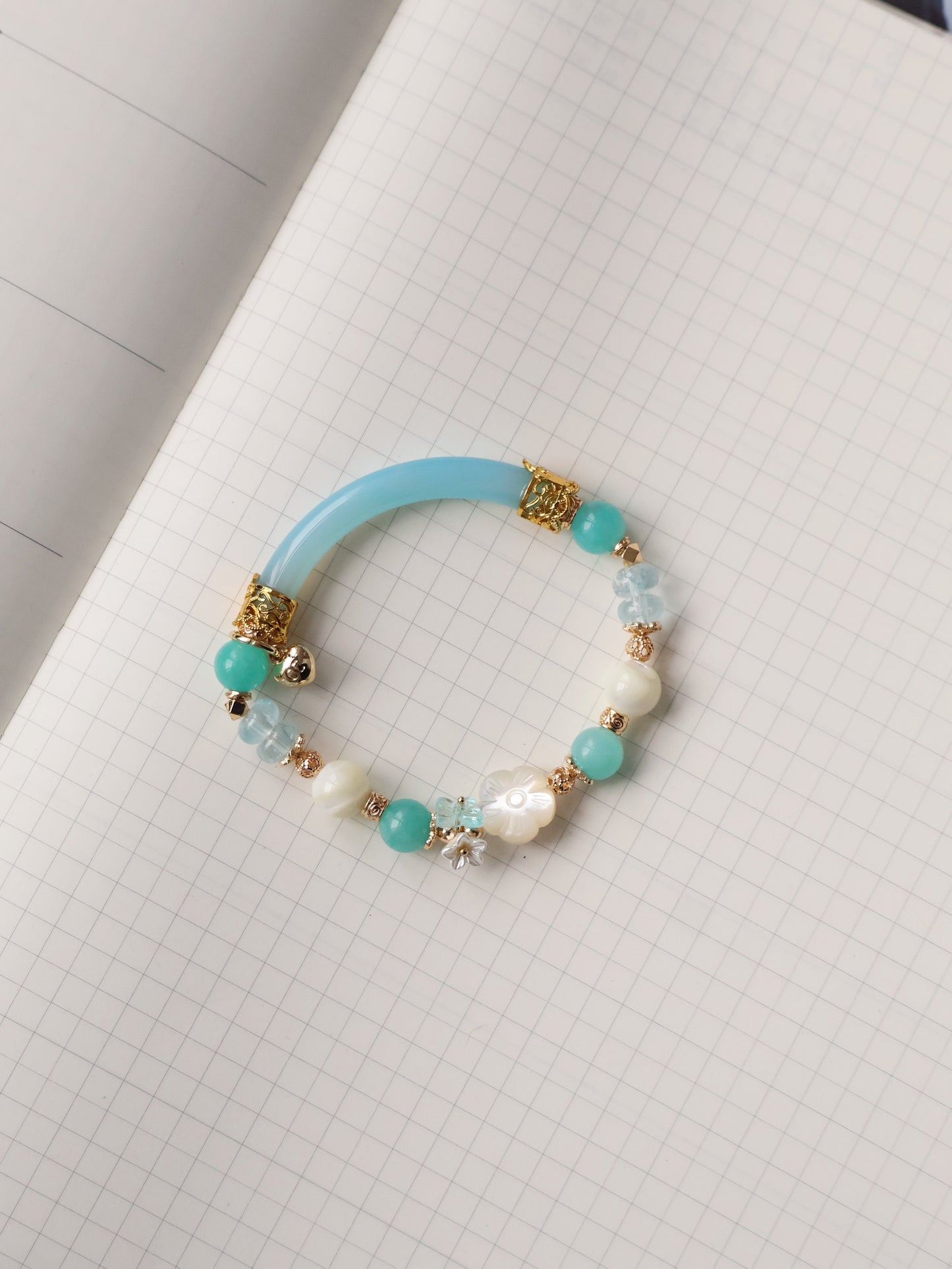 Blue Topaz, Amazonite & Flower White Conch with Agate Bangle — Nami | 8mm (Elasic)