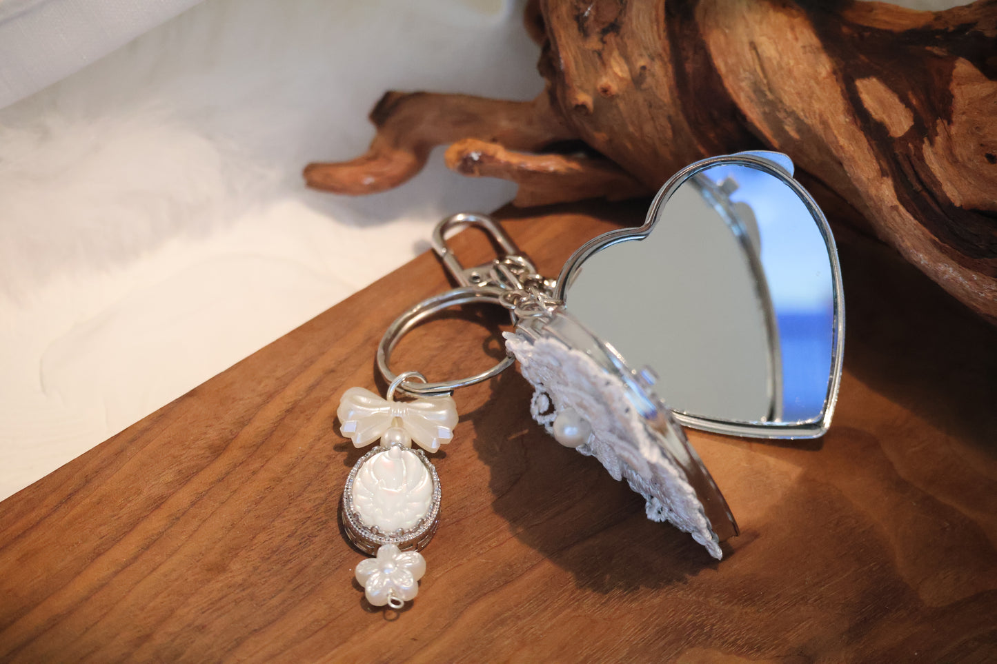 *Instocks* White Conch Nine Nine Tail Fox 九尾狐 with Ribbon Lace Mirror Crystal Keychain