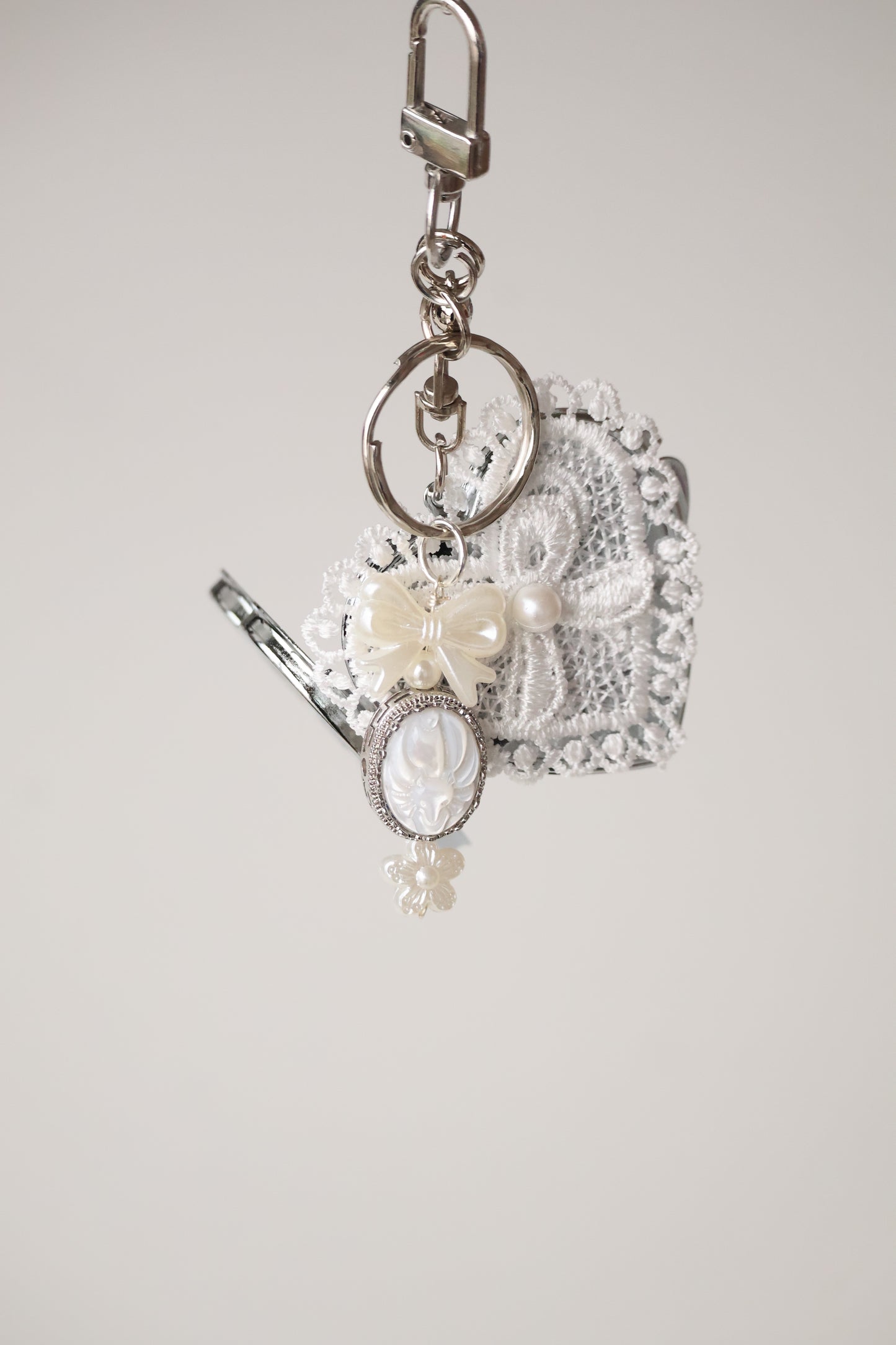 *Instocks* White Conch Nine Nine Tail Fox 九尾狐 with Ribbon Lace Mirror Crystal Keychain