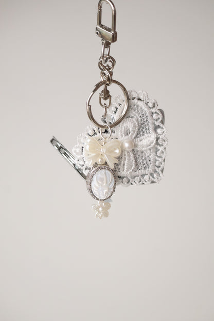 *Instocks* White Conch Nine Nine Tail Fox 九尾狐 with Ribbon Lace Mirror Crystal Keychain