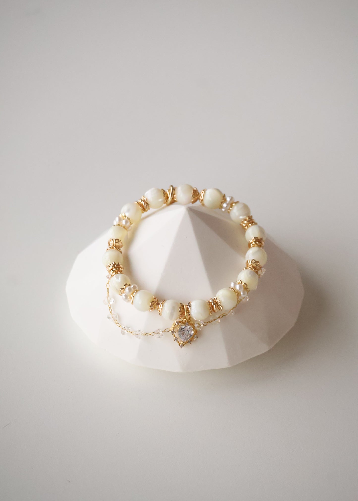 *Instocks* White Conch with Heart Charm & Chain Crystal Bracelet (Elastic)