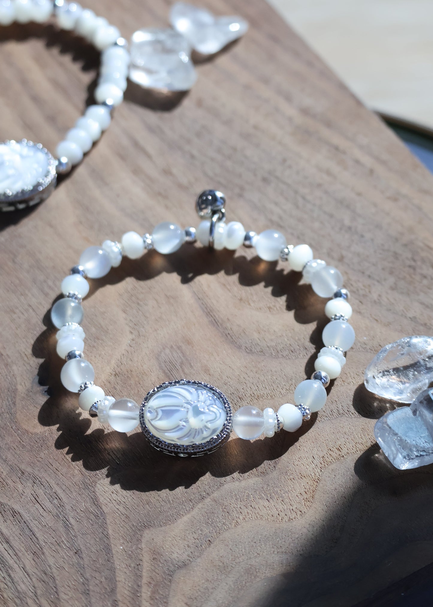 *Instocks* White Flash Moonstone with White Conch Nine Tail Fox Pendant Crystal Bracelet (Elastic)