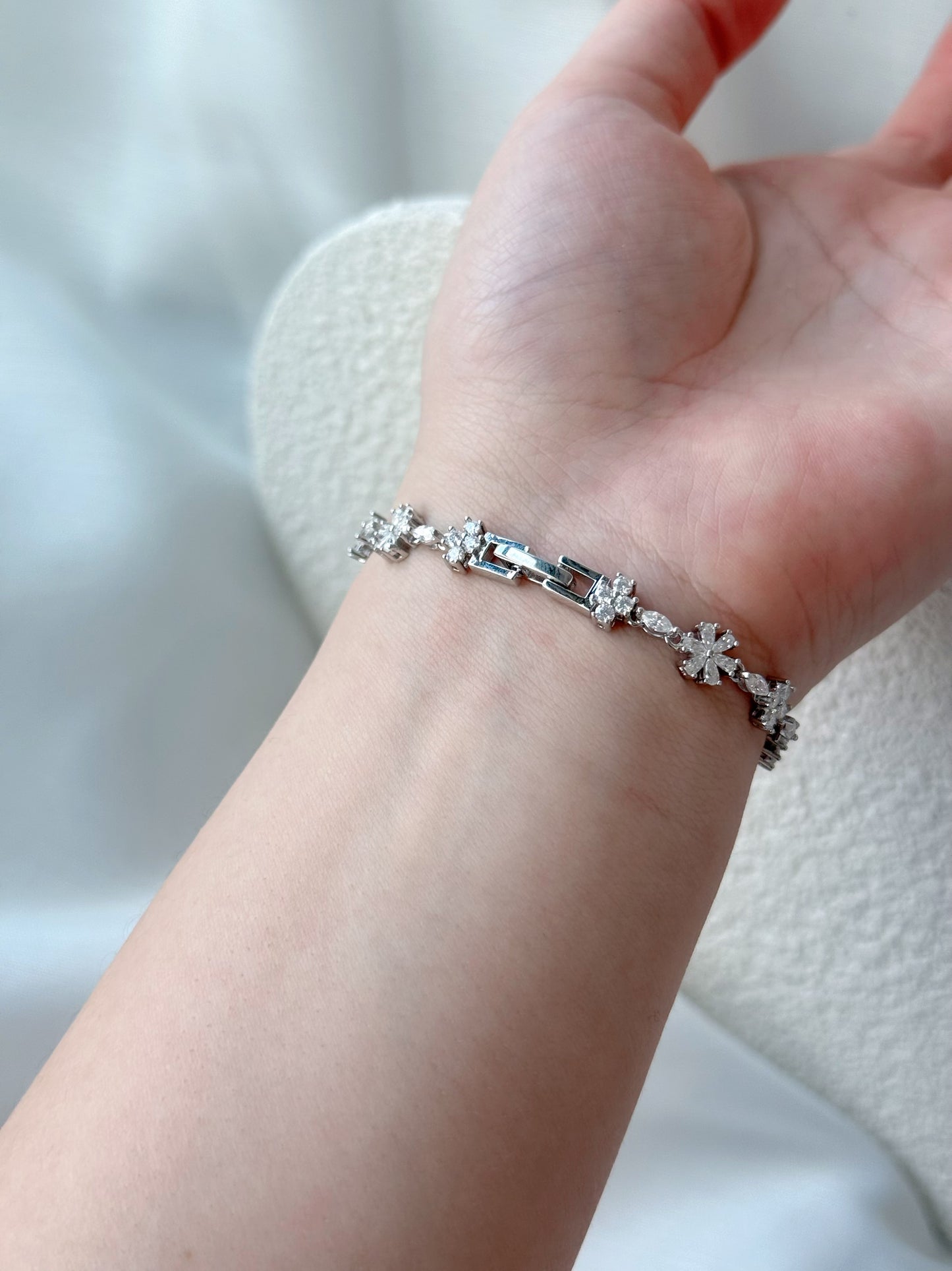 *Instocks* Annette Moissanite Floral Bracelet AU750