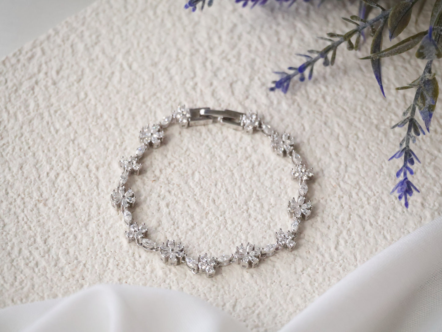 *Instocks* Annette Moissanite Floral Bracelet AU750