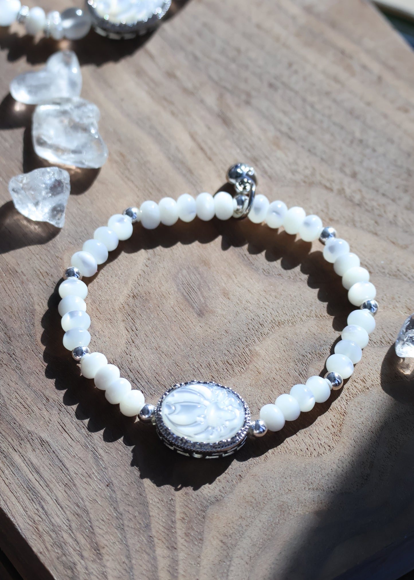 *Instocks* White Conch Rondelles with White Conch Nine Tail Fox Pendant Crystal Bracelet (Elastic)