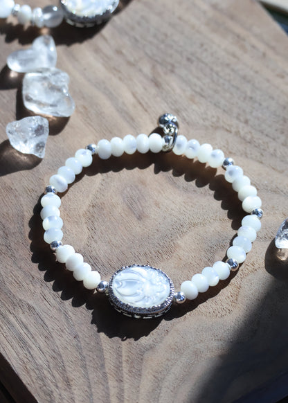 *Instocks* White Conch Rondelles with White Conch Nine Tail Fox Pendant Crystal Bracelet (Elastic)