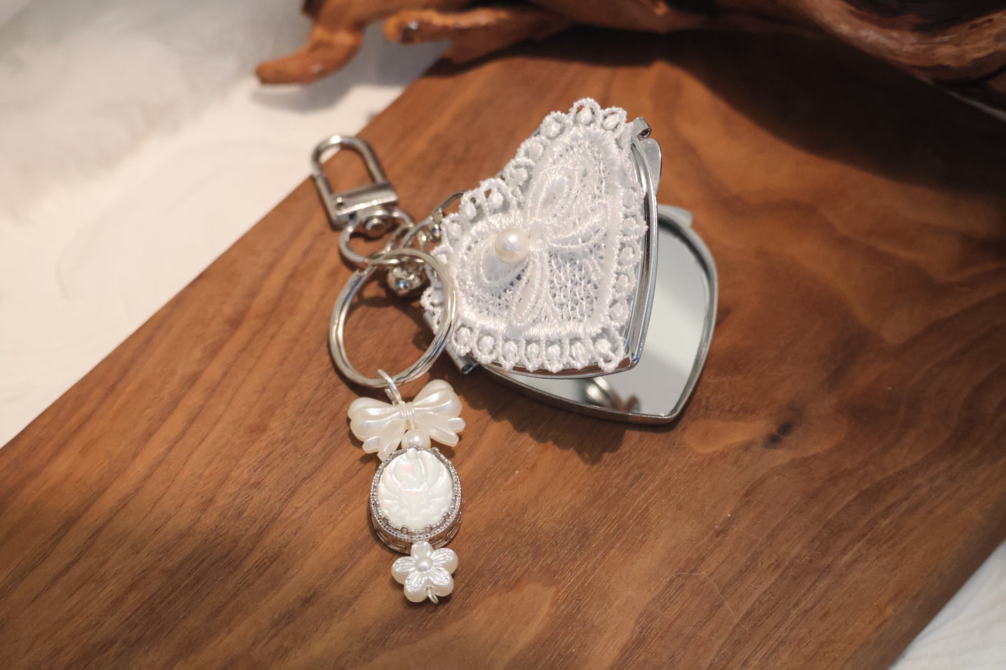 *Instocks* White Conch Nine Nine Tail Fox 九尾狐 with Ribbon Lace Mirror Crystal Keychain