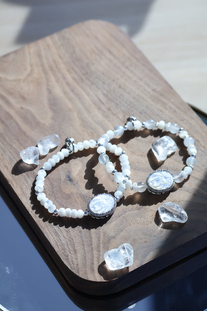 *Instocks* White Conch Rondelles with White Conch Nine Tail Fox Pendant Crystal Bracelet (Elastic)