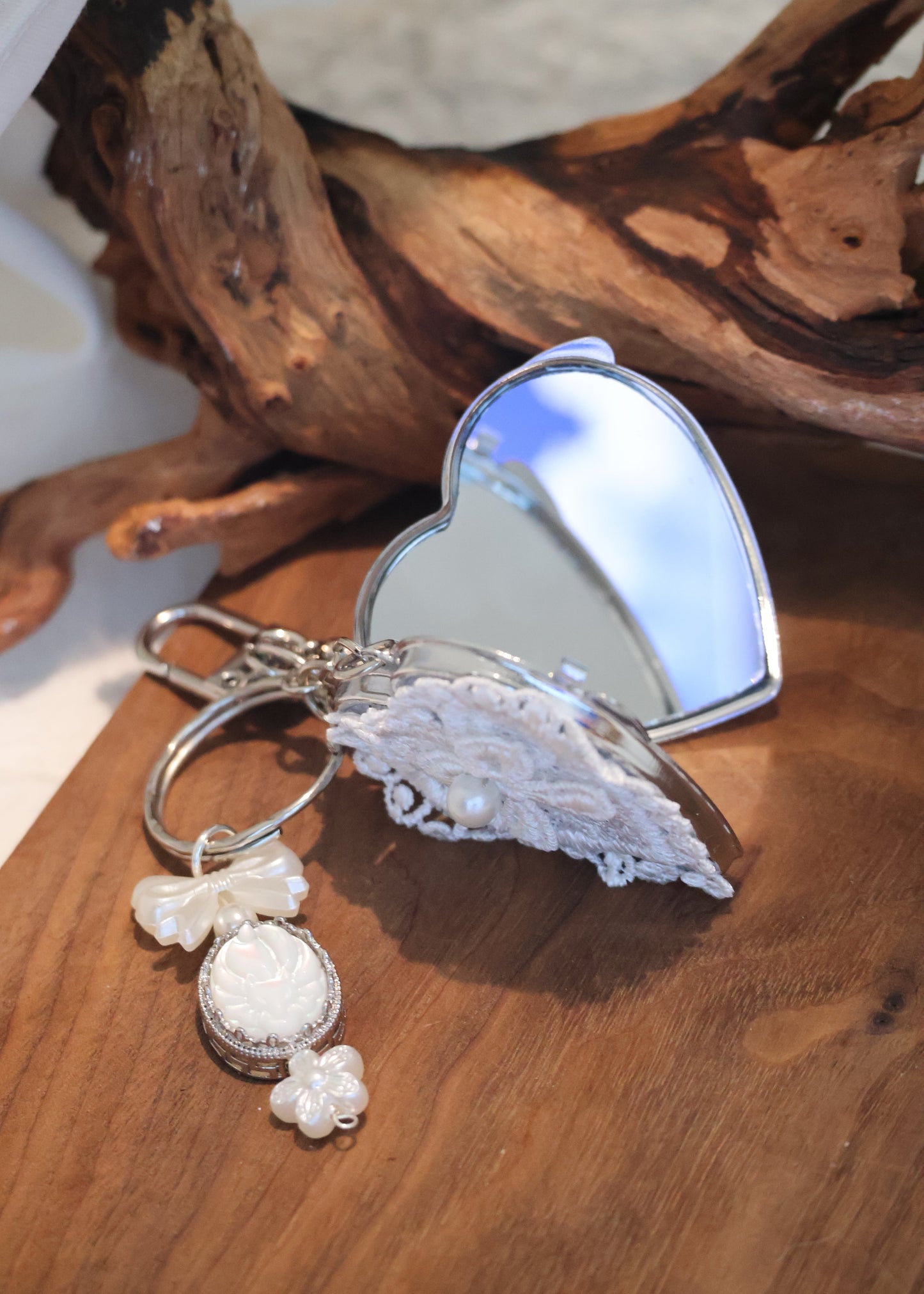 *Instocks* White Conch Nine Nine Tail Fox 九尾狐 with Ribbon Lace Mirror Crystal Keychain