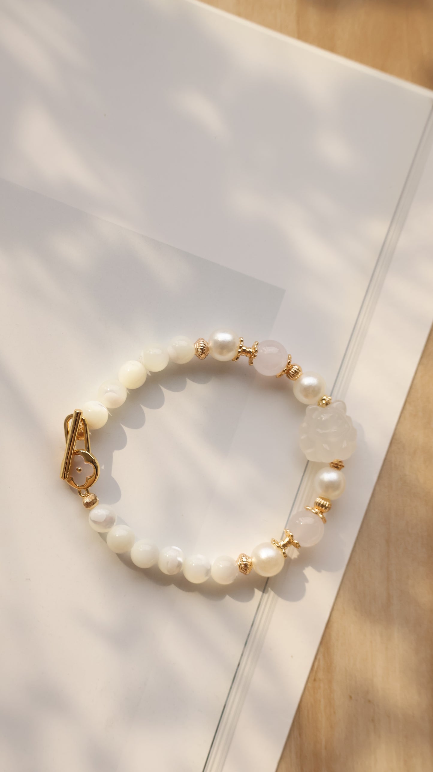 *Instocks* White Conch & White Agate with White Agate Nine Tail Fox 九尾狐 & Clover OT Clasp Crystal Bracelet (Elastic)