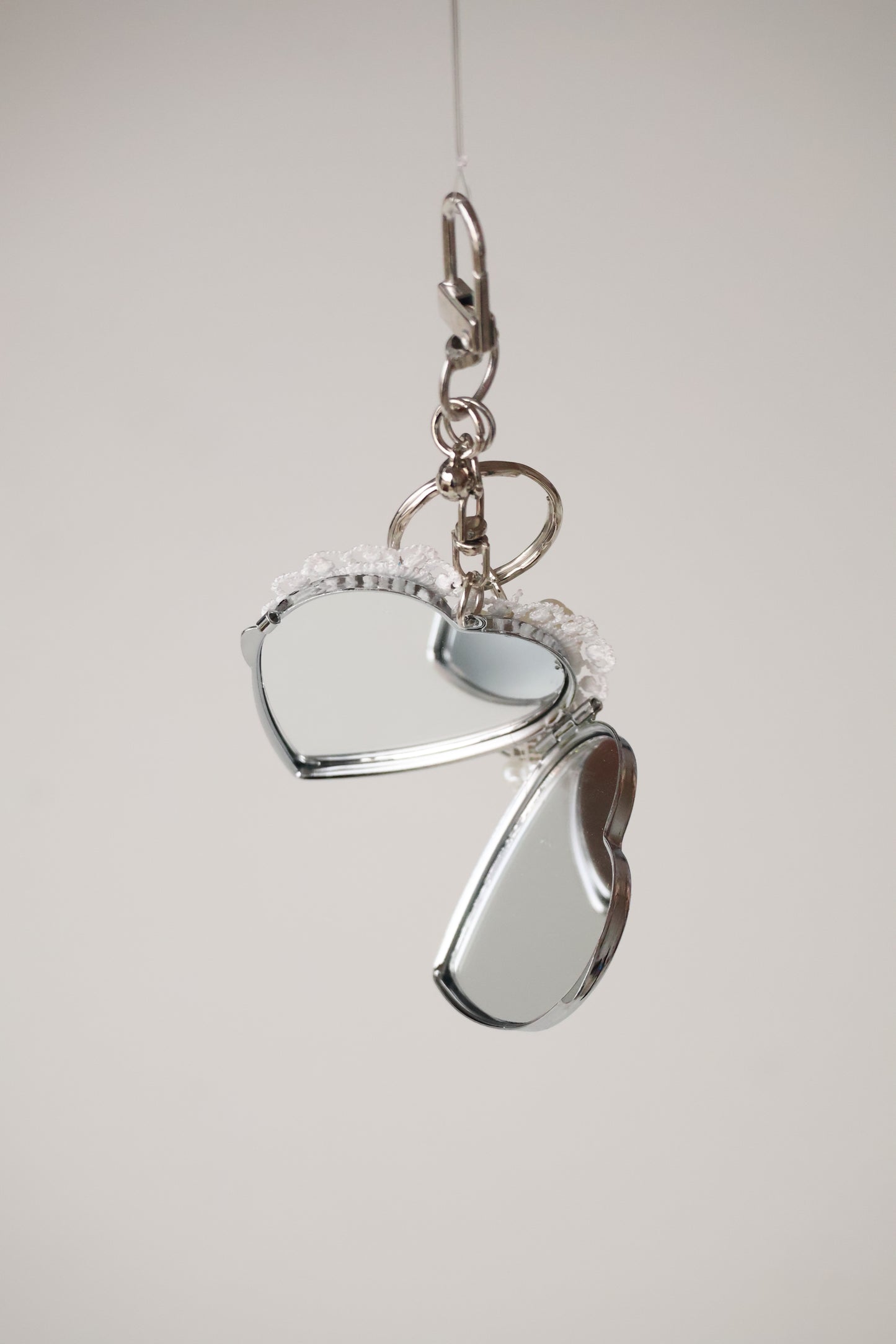*Instocks* White Conch Nine Nine Tail Fox 九尾狐 with Ribbon Lace Mirror Crystal Keychain
