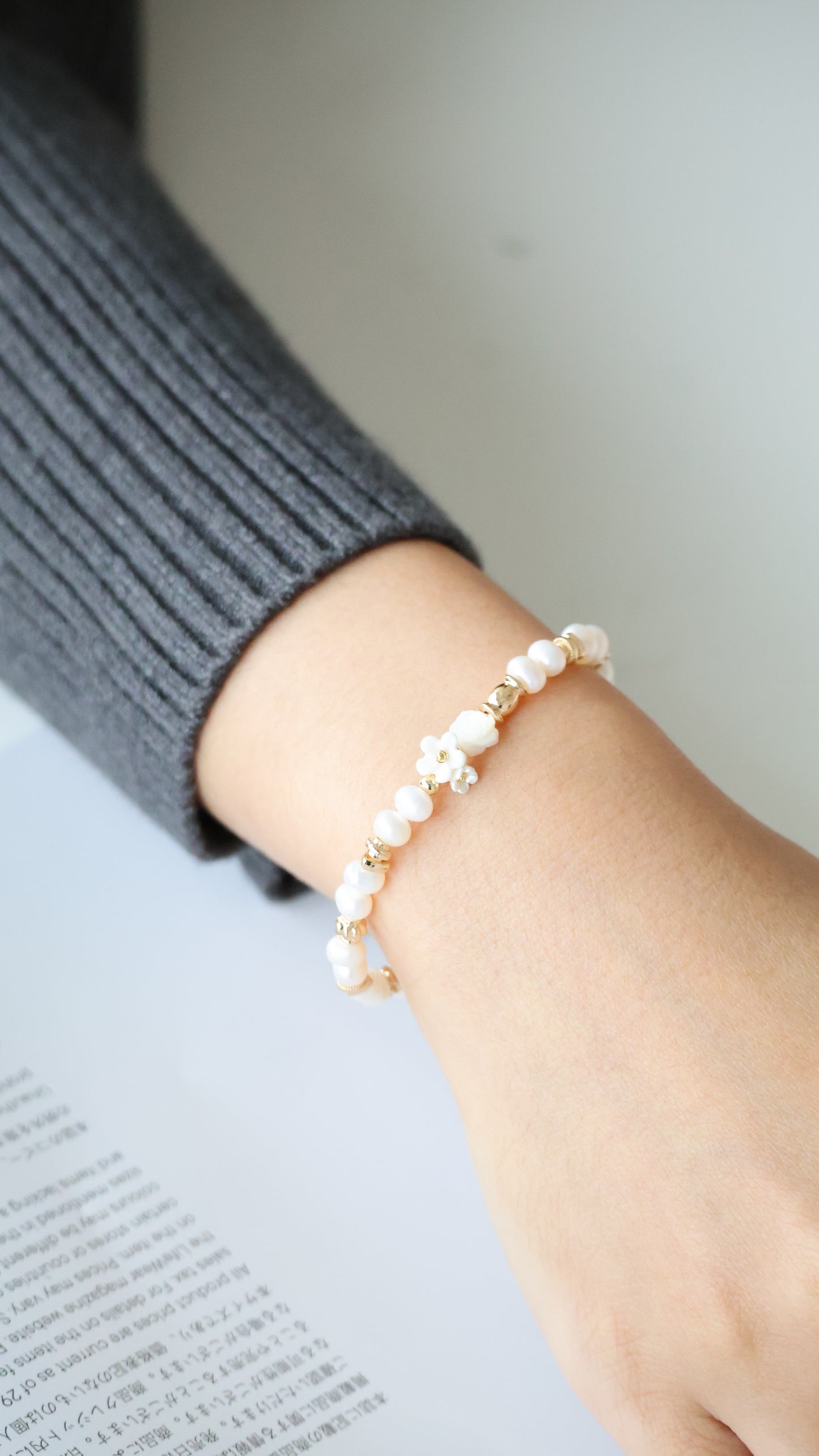 *Backorder* Freshwater Pearls with Mini White Conch Rose Crystal Bracelet (Elastic)