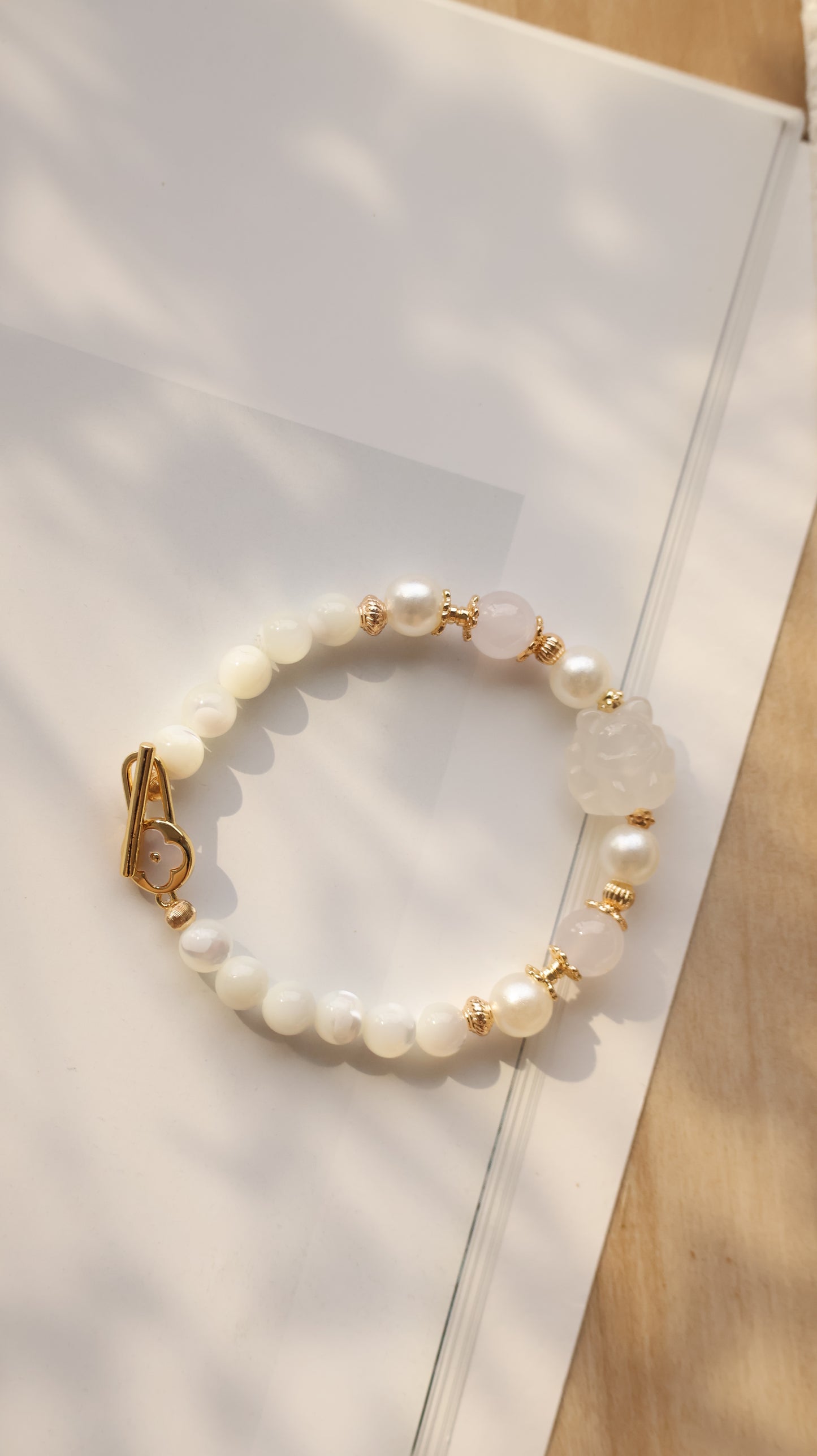 *Instocks* White Conch & White Agate with White Agate Nine Tail Fox 九尾狐 & Clover OT Clasp Crystal Bracelet (Elastic)