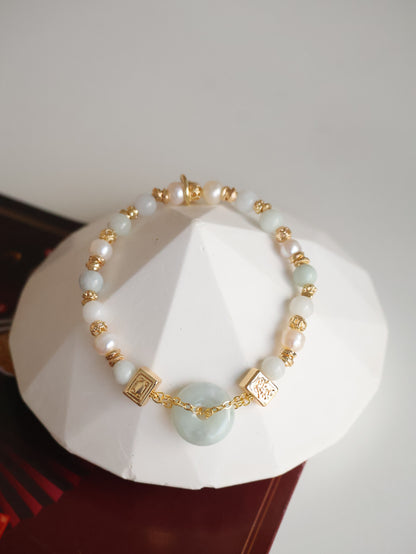 *Instocks* 平安扣 Ping An Kou 6mm Green Jadeite & Fresh Water Pearl with MJ String Through Charm (Elastic)