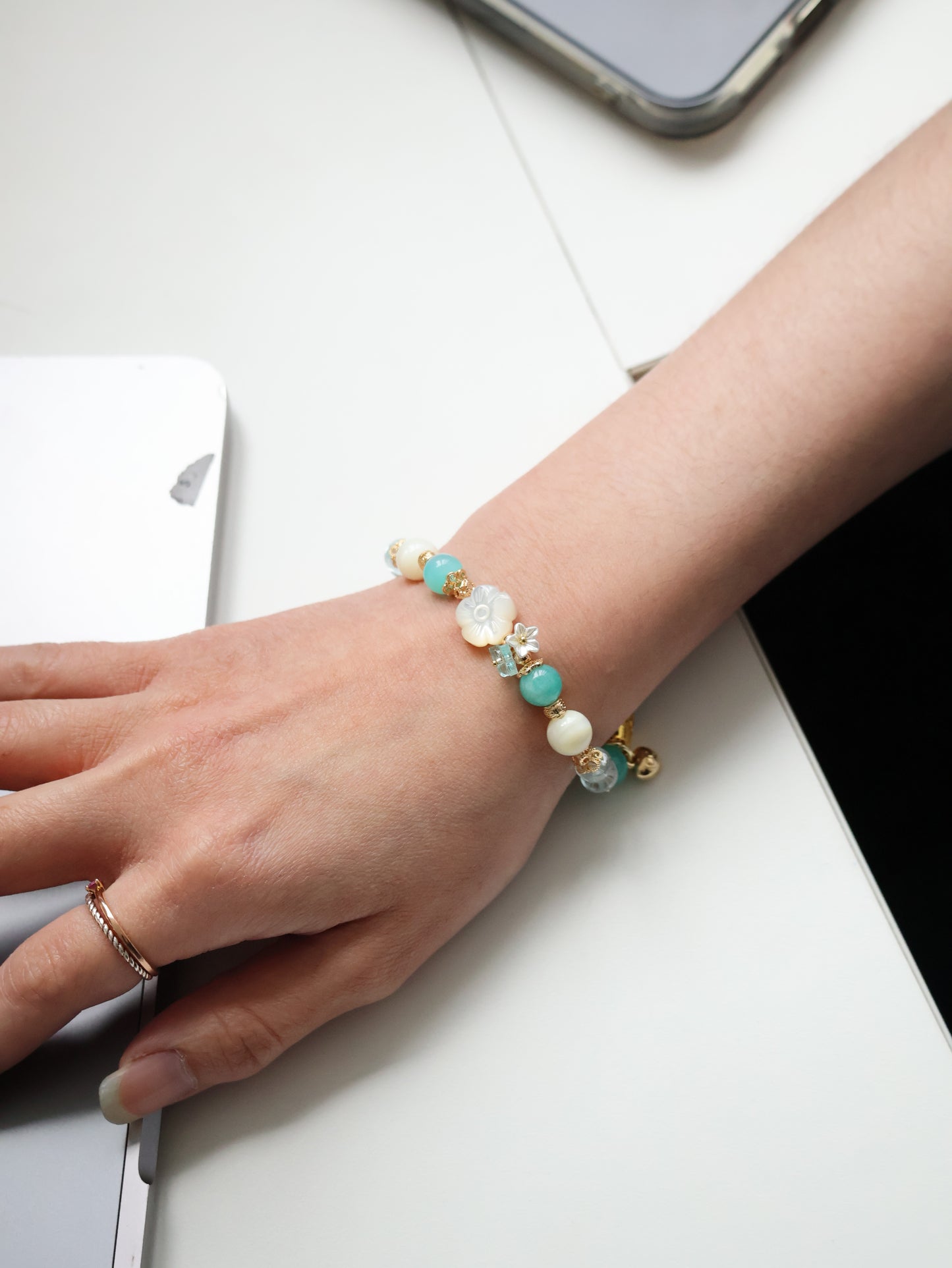 Blue Topaz, Amazonite & Flower White Conch with Agate Bangle — Nami | 8mm (Elasic)
