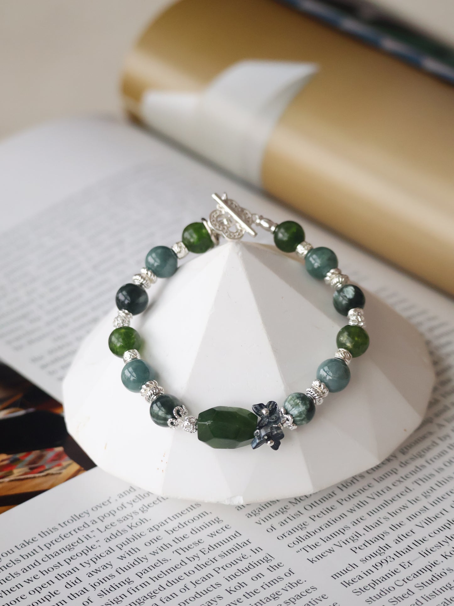 *Instocks* Seraphinite Freeform, 8mm Blue Water Jadeite with Bouquet OT Clasp (Elastic)