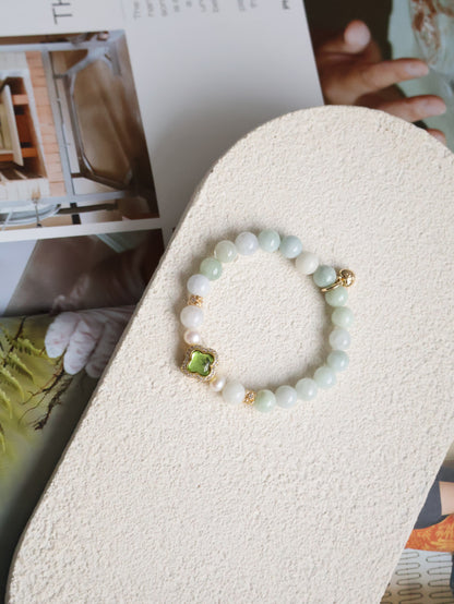 Green Jadeite & Freshwater Pearl Crystal Bracelet with Clover Charm (String Through) — Elowee | 8mm (Elastic)